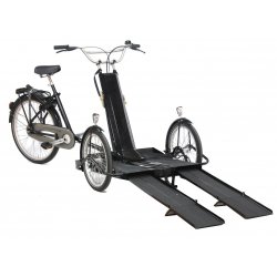 Triporteur pour transporter un fauteuil roulant avec cadre noir brillant et rampe avant dépliée 