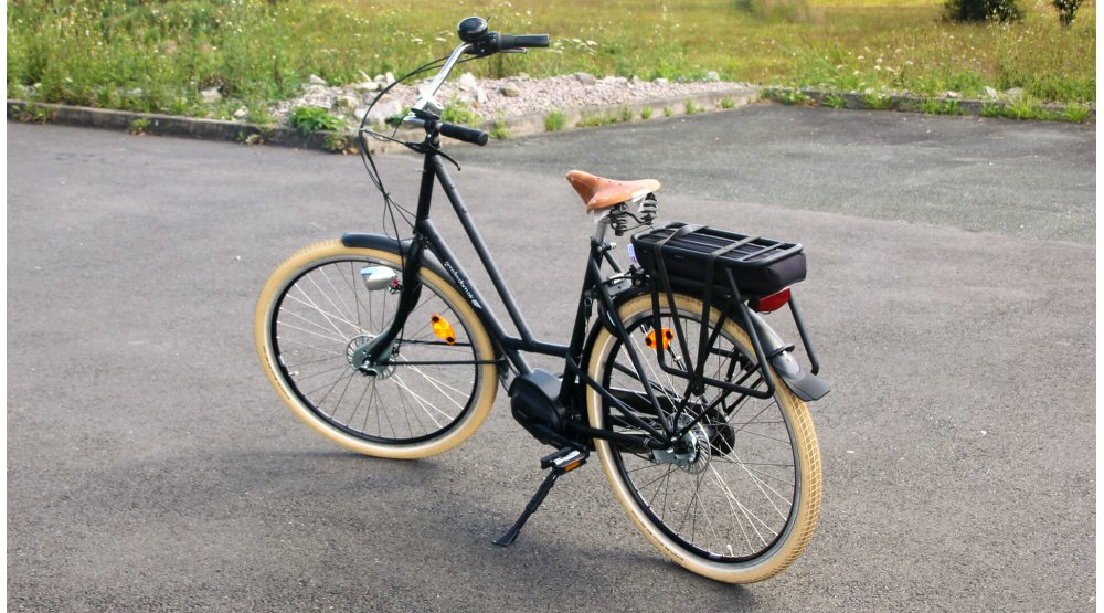 Le moteur pédalier SHIMANO E-BIKE SYSTEMS est alimenté par une batterie 418 Wh logée dans le porte-bagage arrière 