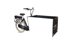 Un modèle avec découpe du coffe, vitrages souples transparents et protection pluie