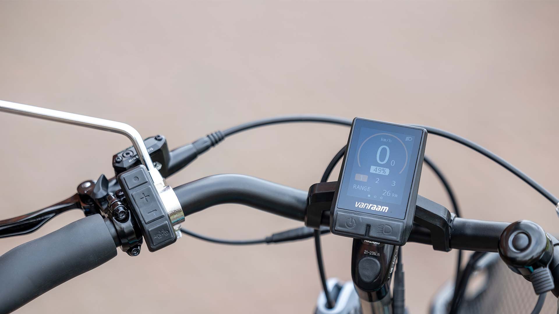 Le Smart Display avec 3 niveaux d'assistance fixé au centre du guidon