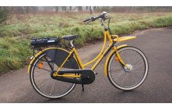 Un 1881 Premium électrique avec cadre jaune et porte-bagage avant