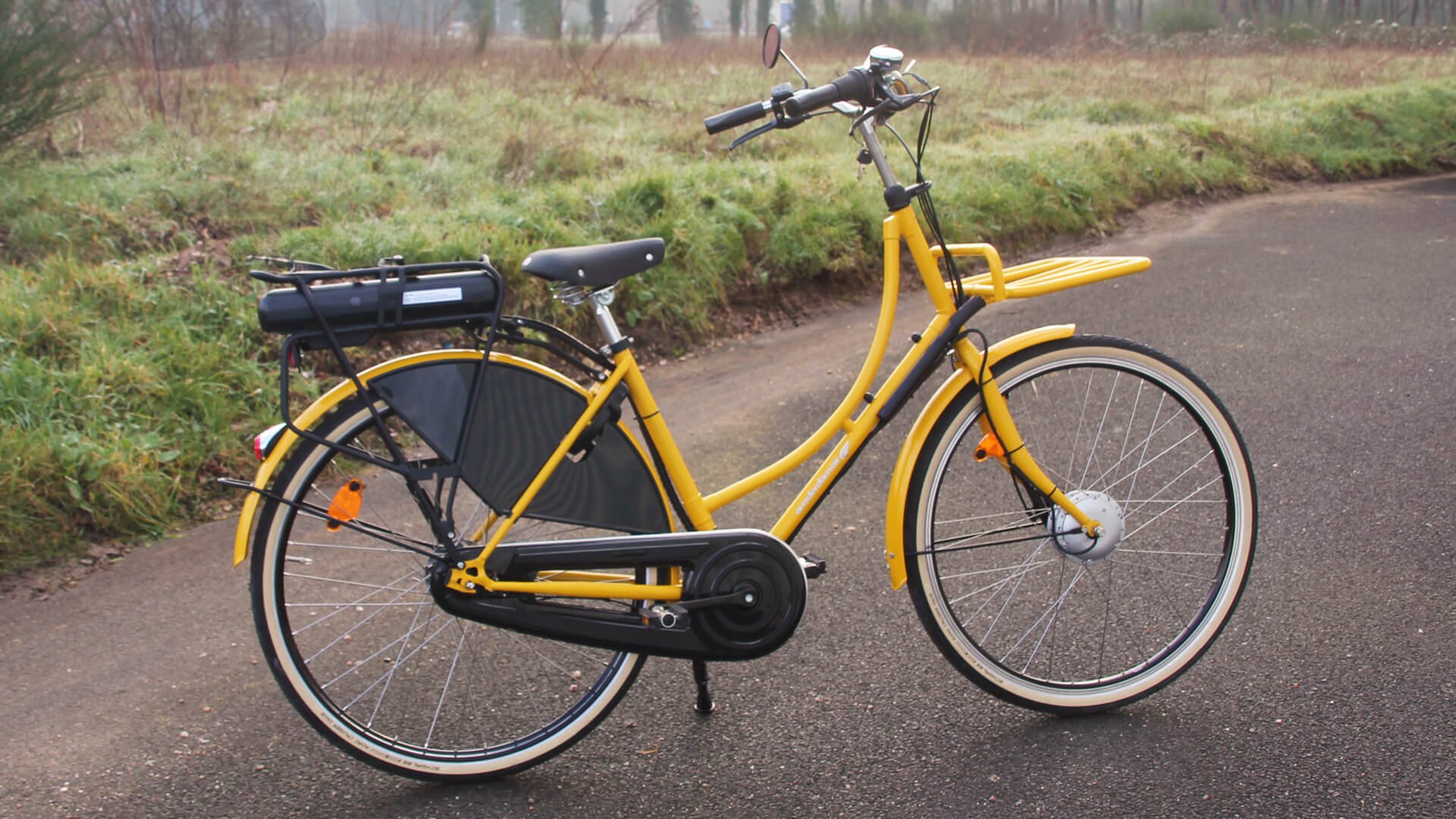 Un 1881 Premium électrique avec cadre jaune et porte-bagage avant