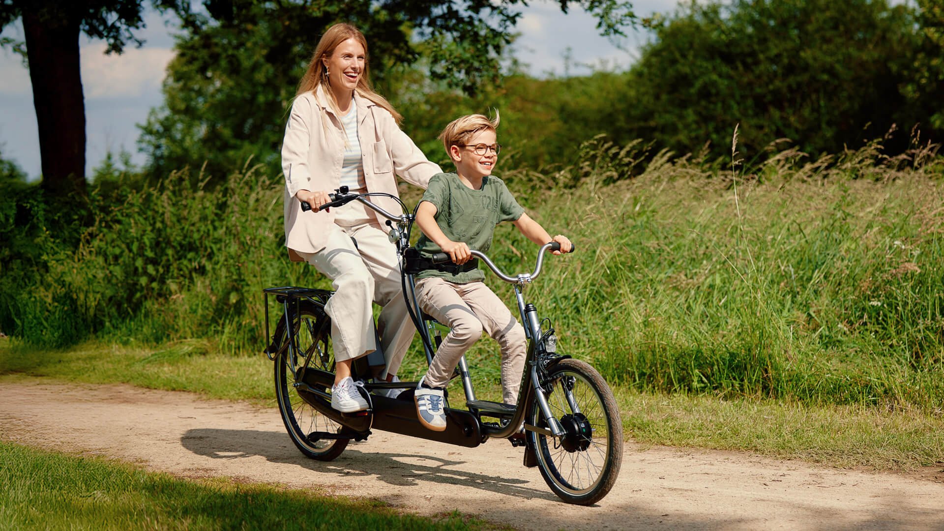 Tandem électrique avec enfant devant