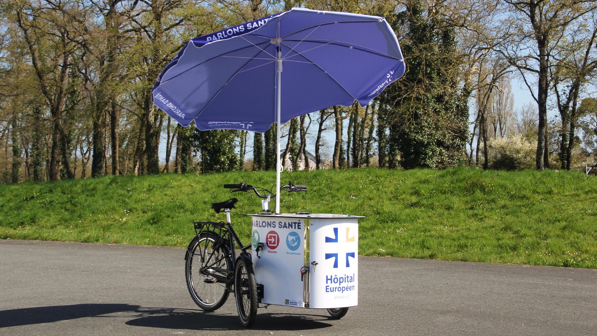 Triporteur NIHOLA CARGO XL Événementiel avec parasol rond personnalisée 