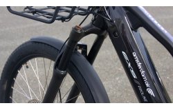 La fourche suspendue compense le poids à l’avant et améliore le confort sur les trajets chargés ou irréguliers