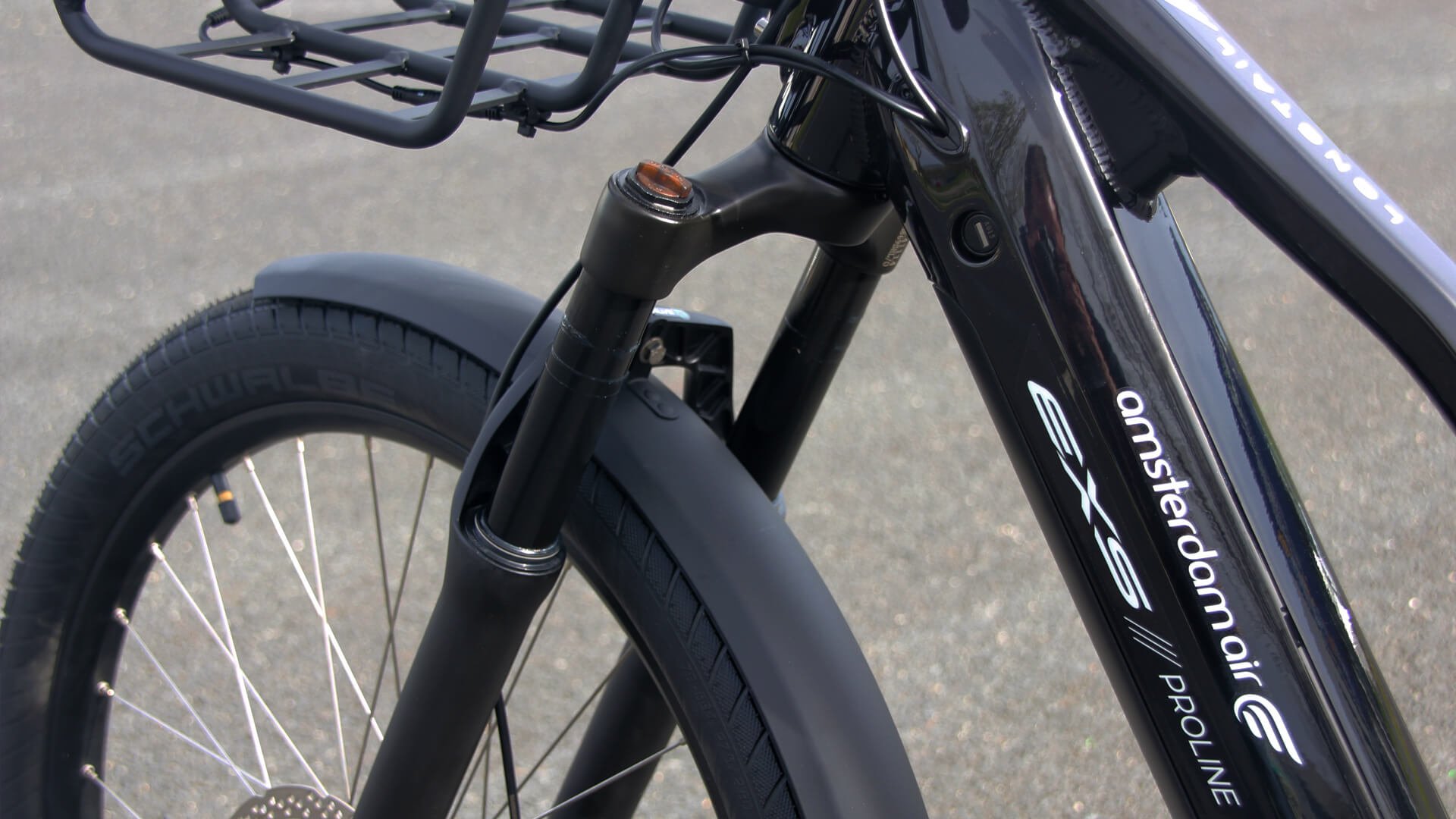 La fourche suspendue compense le poids à l’avant et améliore le confort sur les trajets chargés ou irréguliers