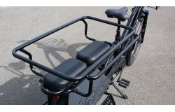 En bon vélo longtail, il peut tansporter deux enfants sur le porte-bagage arrière sécurisé