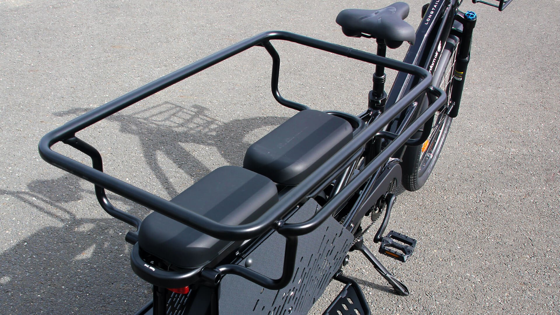 En bon vélo longtail, il peut tansporter deux enfants sur le porte-bagage arrière sécurisé