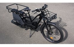 La charge maximale supportée par ce vélo cargo s'élève à 220 kg