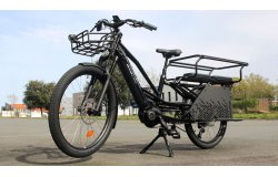 Ultra stable à l'arrêt grâce à sa béquille double. On peut aussi le stocker à la verticale ! 