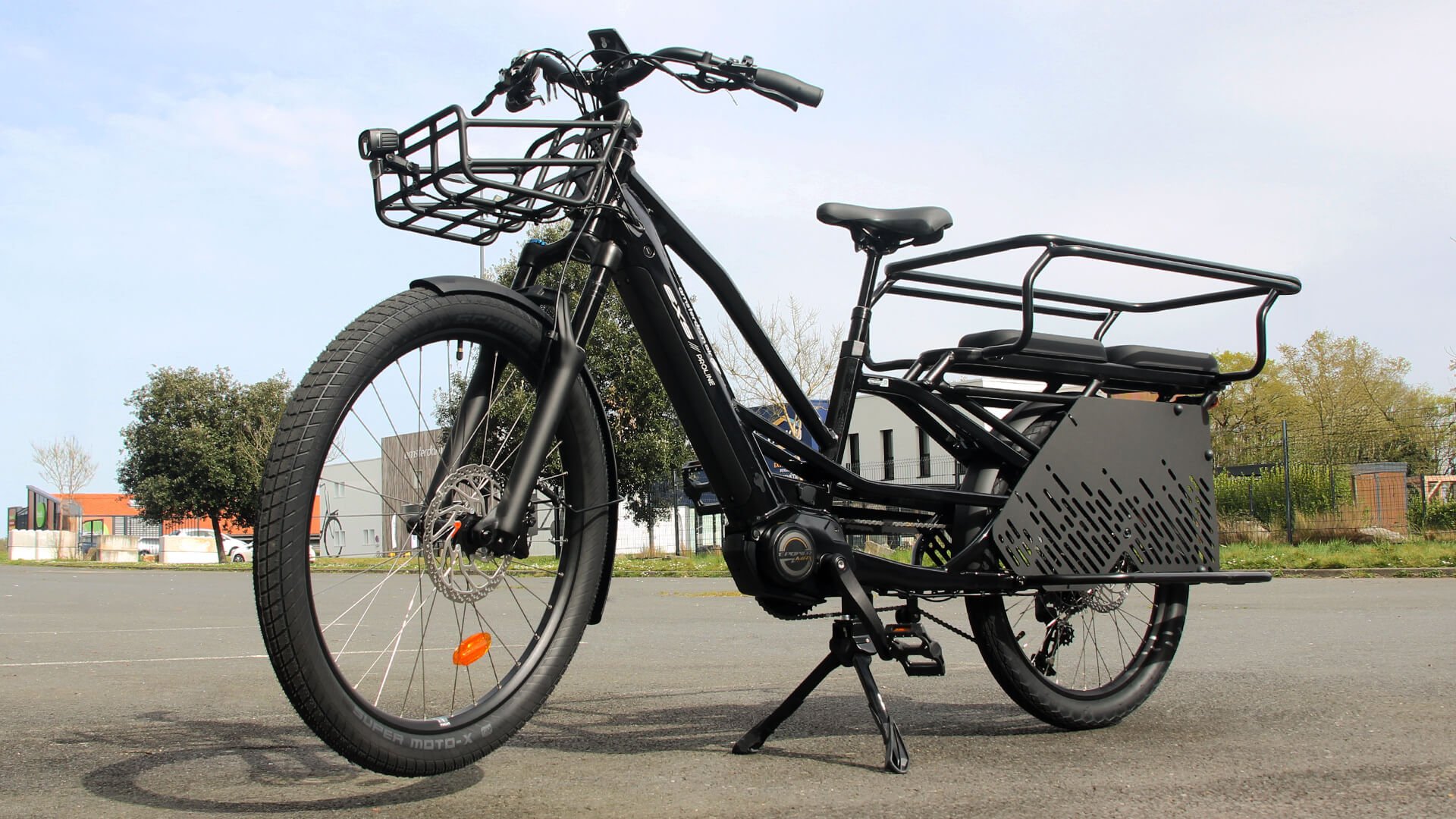 Ultra stable à l'arrêt grâce à sa béquille double. On peut aussi le stocker à la verticale ! 