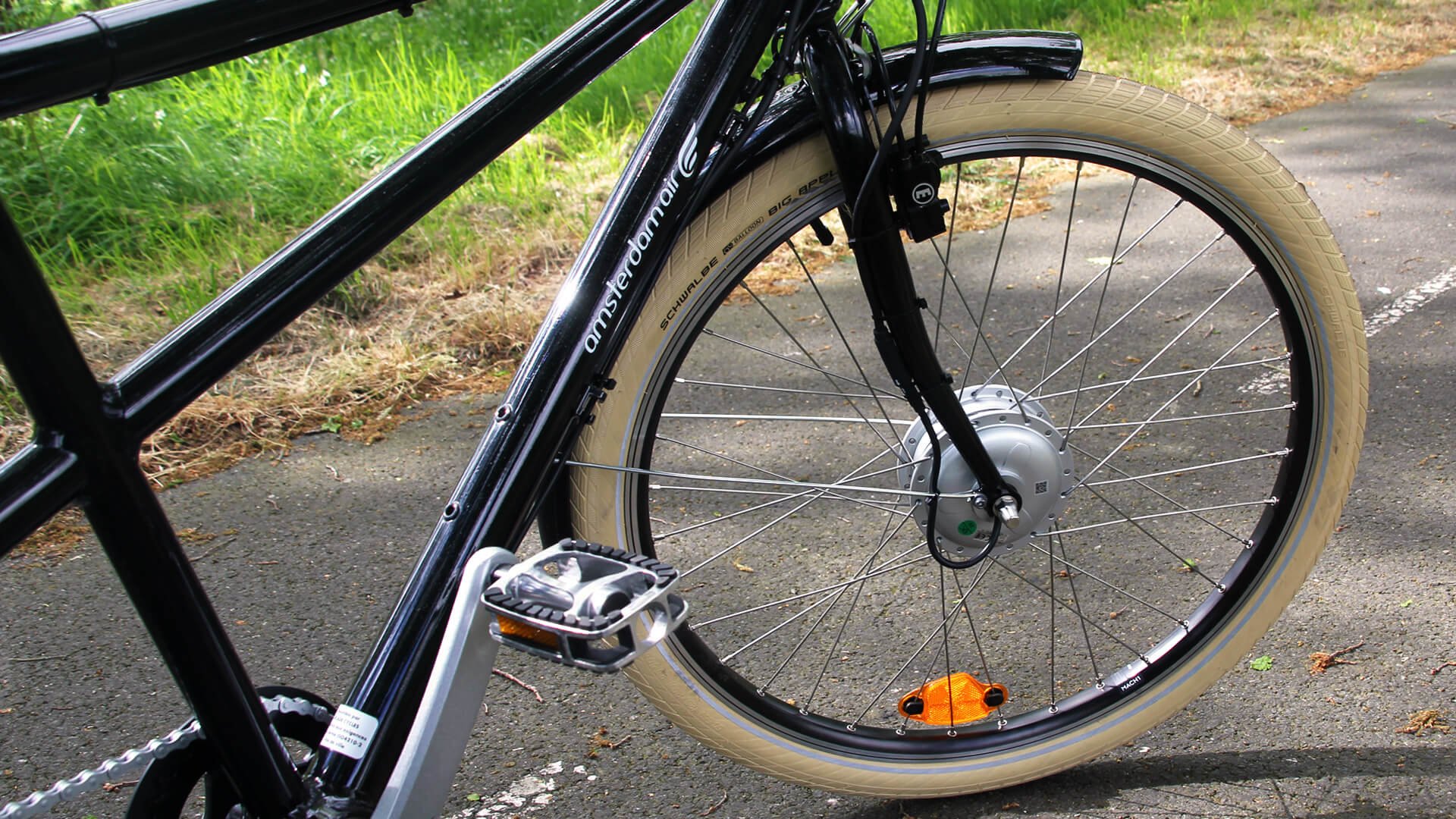 Le moteur Bafang est situé au niveau du moyeu de la roue avant 