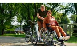 Triporteur pour transporter un fauteuil roulant avec cadre gris anthracite