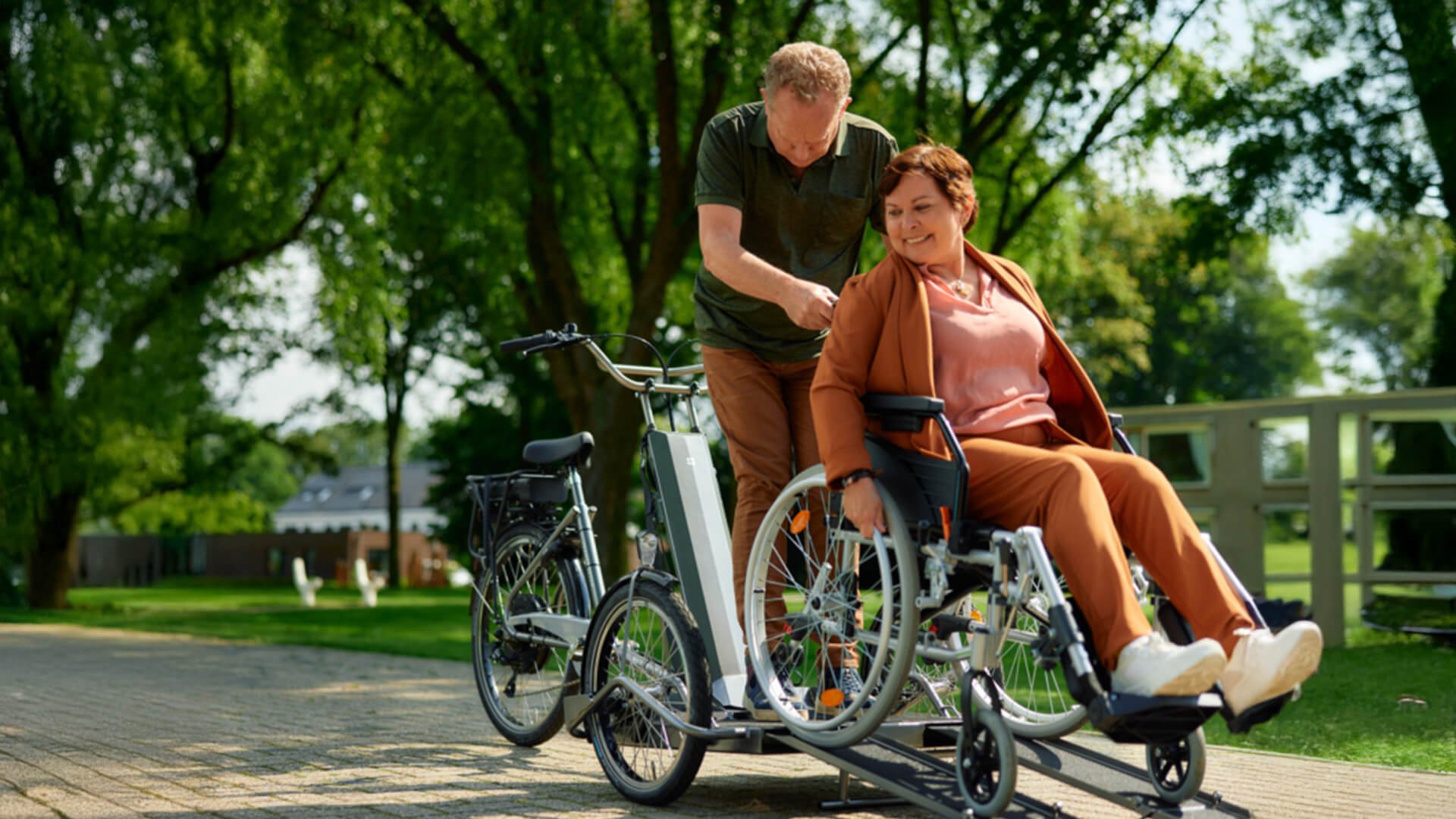 Triporteur pour transporter un fauteuil roulant avec cadre gris anthracite