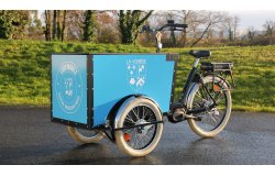 Notre triporteur eDrive décoré aux couleurs de la commune de La Verrière dans les Yvelines