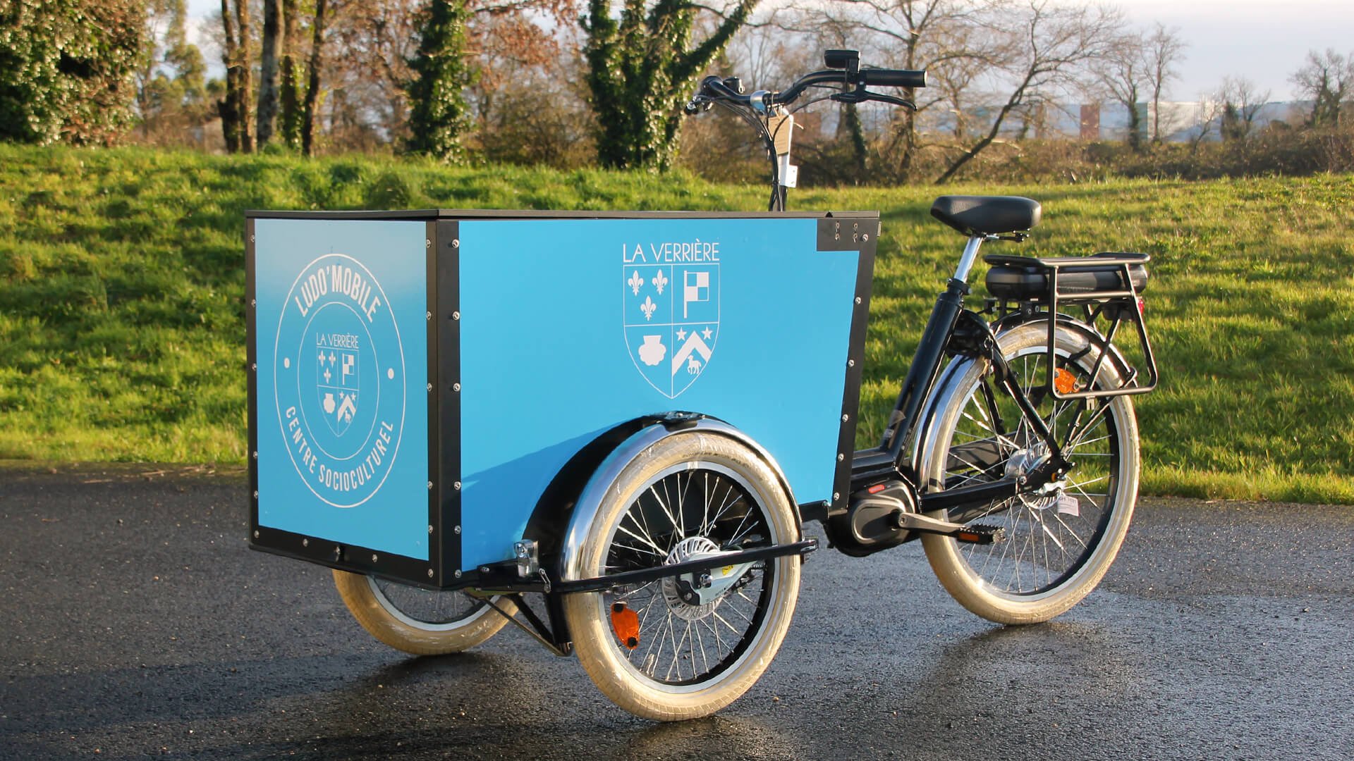 Notre triporteur eDrive décoré aux couleurs de la commune de La Verrière dans les Yvelines