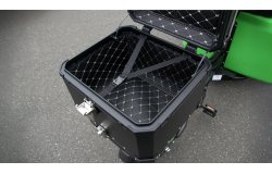 Elle offre une capacité de 38 litres pour ranger les affaires des petits passagers