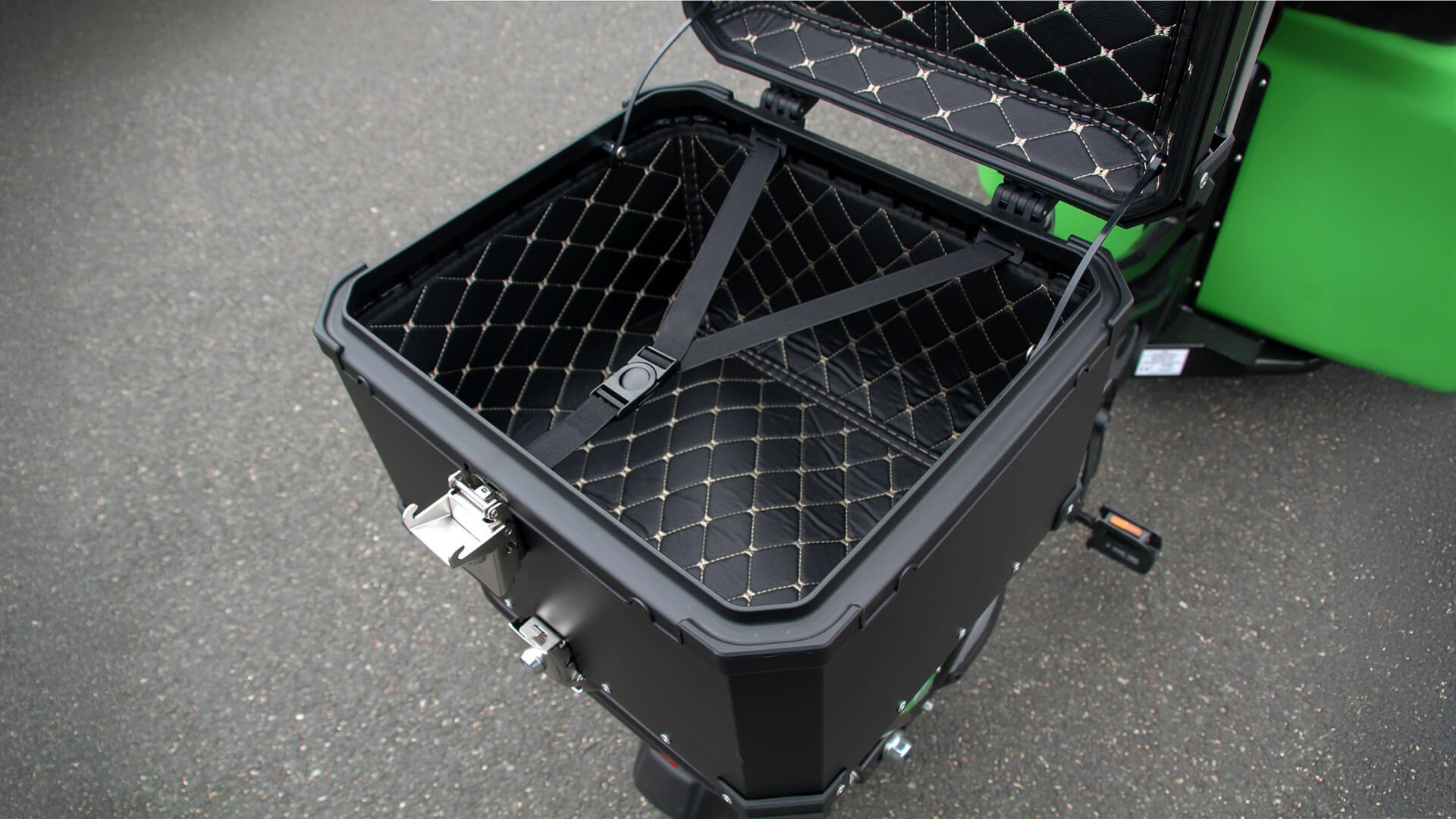 Elle offre une capacité de 38 litres pour ranger les affaires des petits passagers