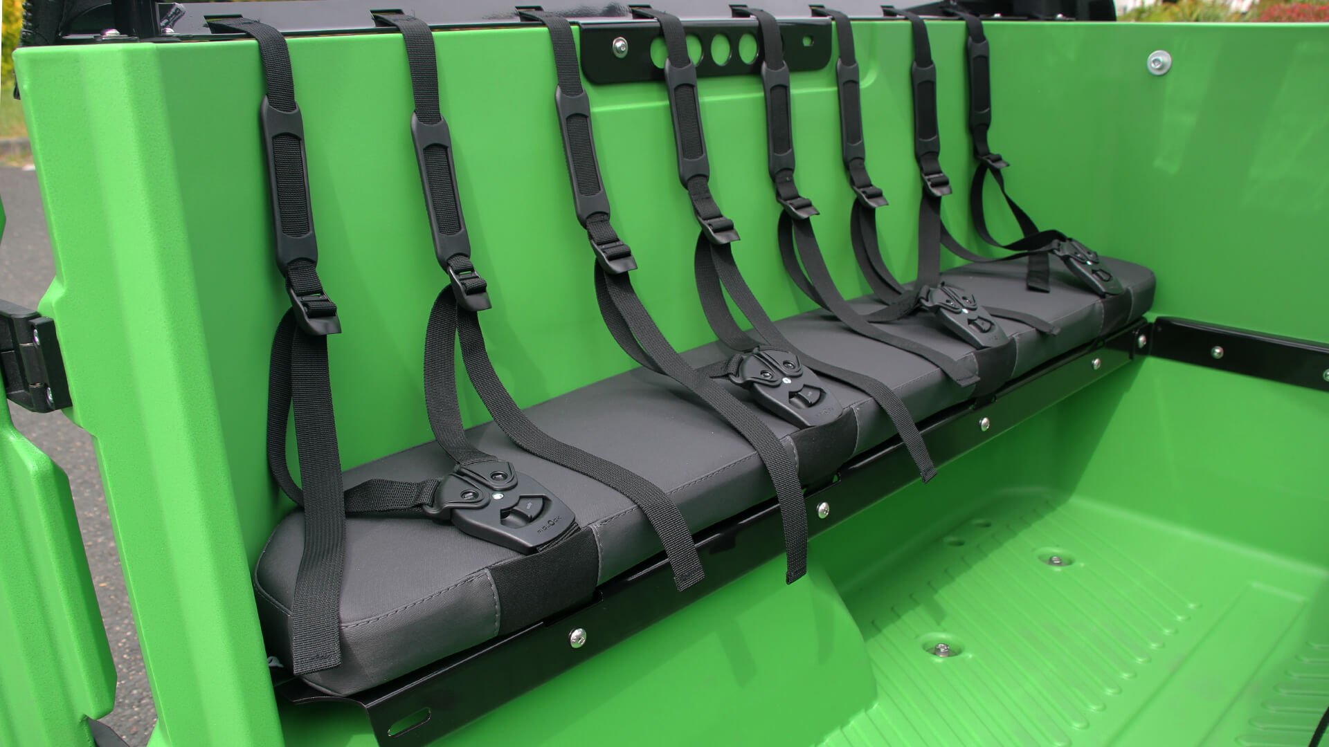 4 places et 4 ceintures par banc 