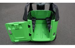 L'accès au coffre se fait tout simplement par la porte avant