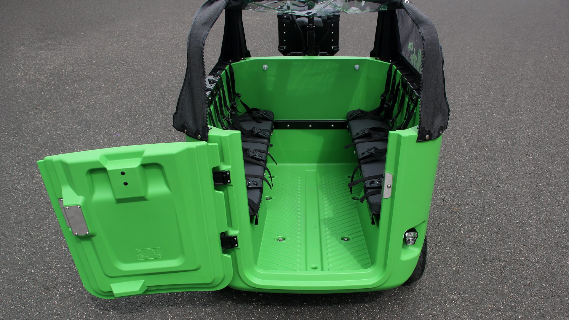 L'accès au coffre se fait tout simplement par la porte avant