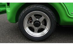 Les pneus larges et sans rayons du Kiddiebus 