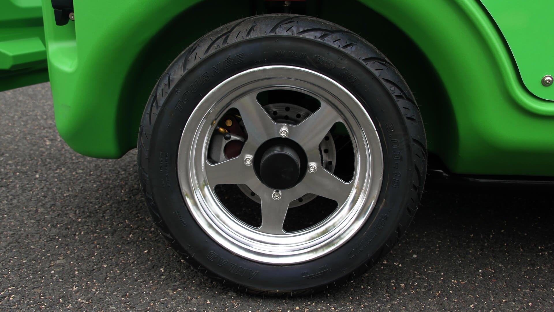 Les pneus larges et sans rayons du Kiddiebus 