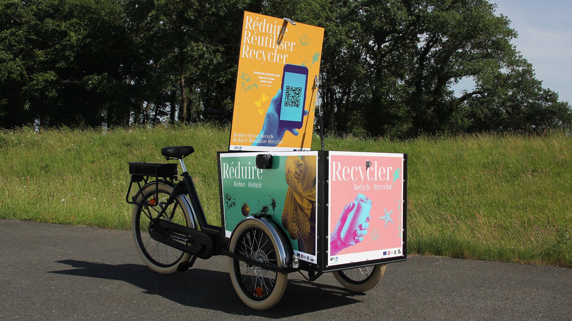 Le triporteur Amsterdam Air eDrive Pro avec couvercle fermé