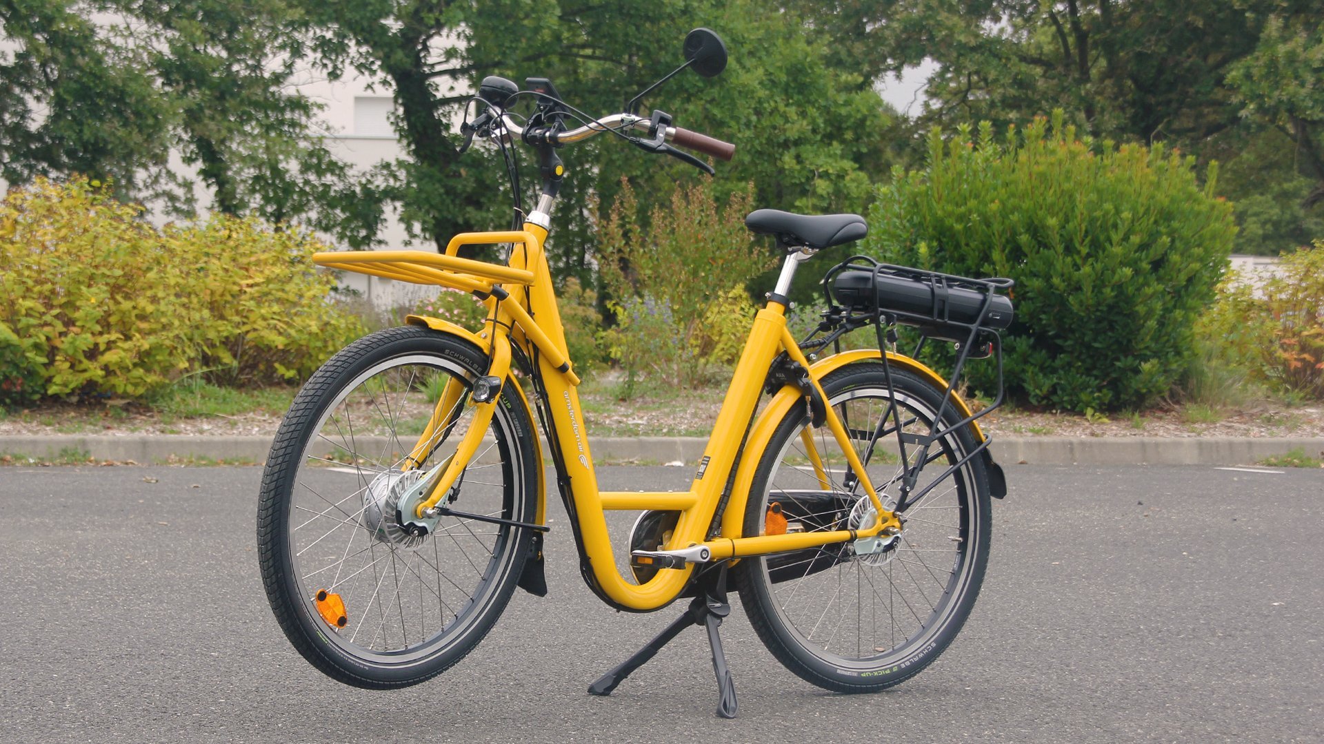 Le Docker Premium électrique avec un cadre de couleur jaune (22 coloris disponibles via le configurateur)