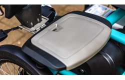 Sièges confortables et réglables avec dossier (possibilité de les faire pivoter en option)