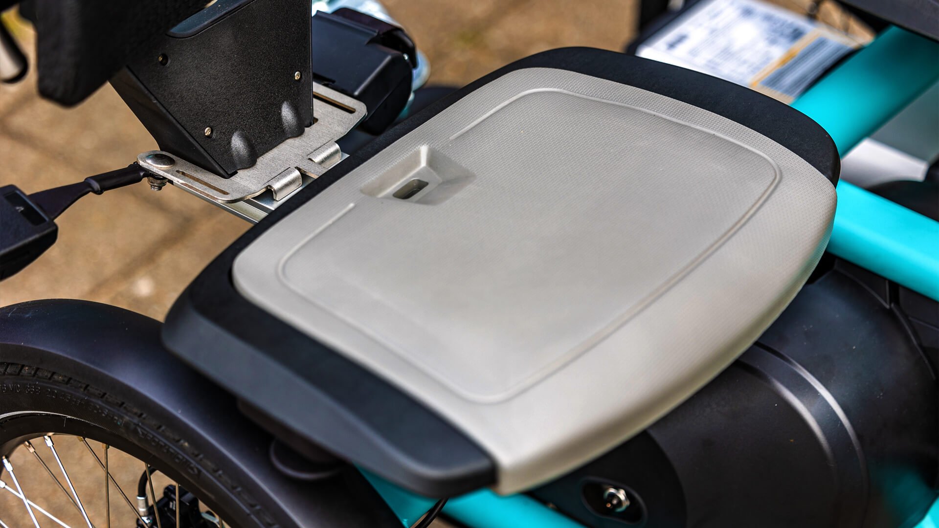 Sièges confortables et réglables avec dossier (possibilité de les faire pivoter en option)