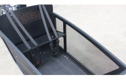 Ce biporteur est équipé de deux bancs avec ceintures de sécurité