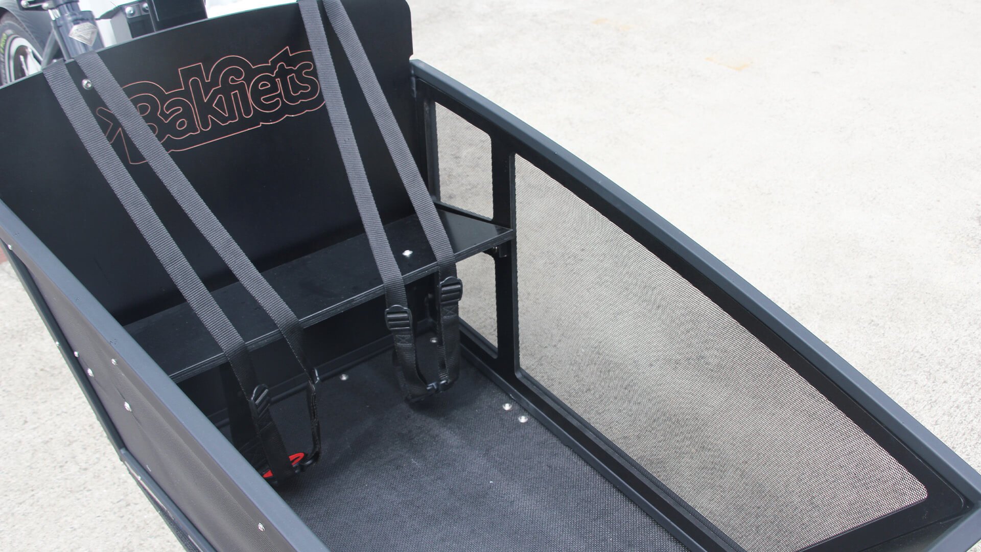 Ce biporteur est équipé de deux bancs avec ceintures de sécurité