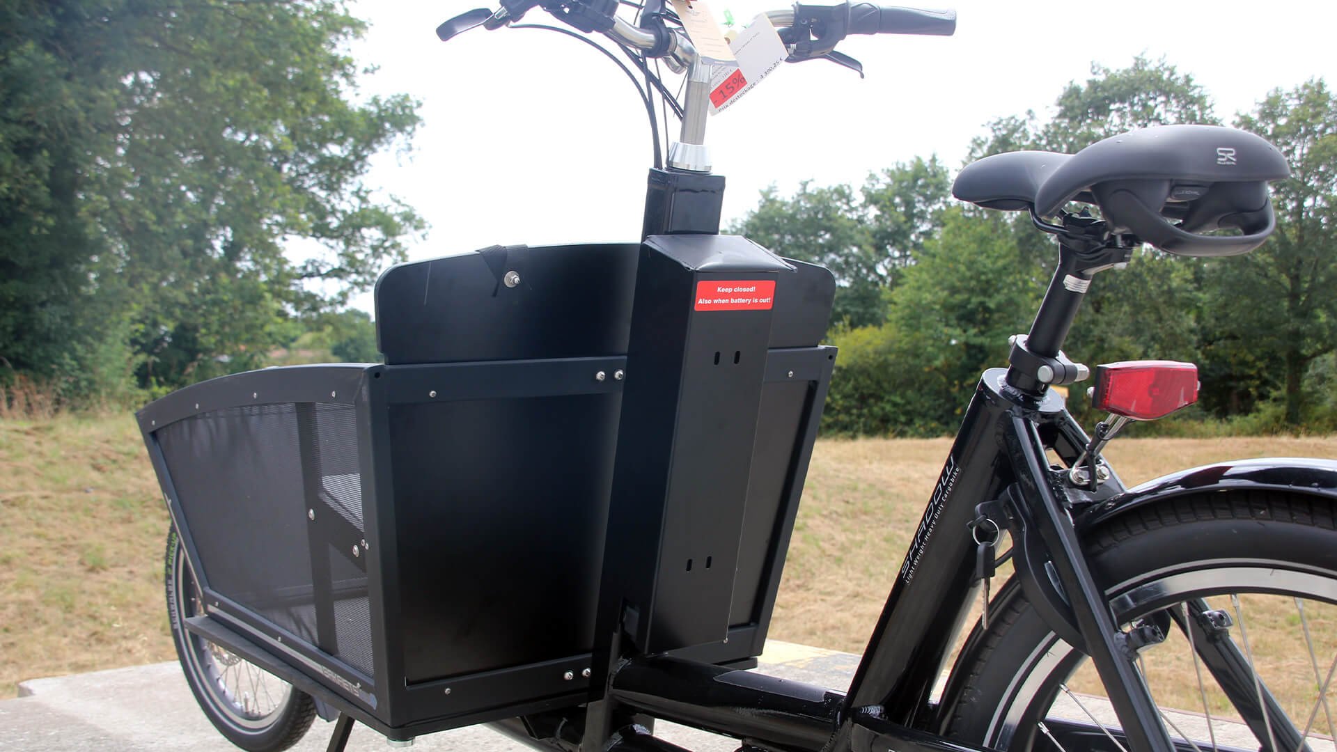 Biporteur Shadow vue de derrière, avec la batterie logée à l'arrière de la caisse