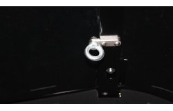 L'anneau de maintien fixé à l'intérieur du coffre