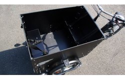 Les deux bancs perpendiculaires à la route dans la caisse avant