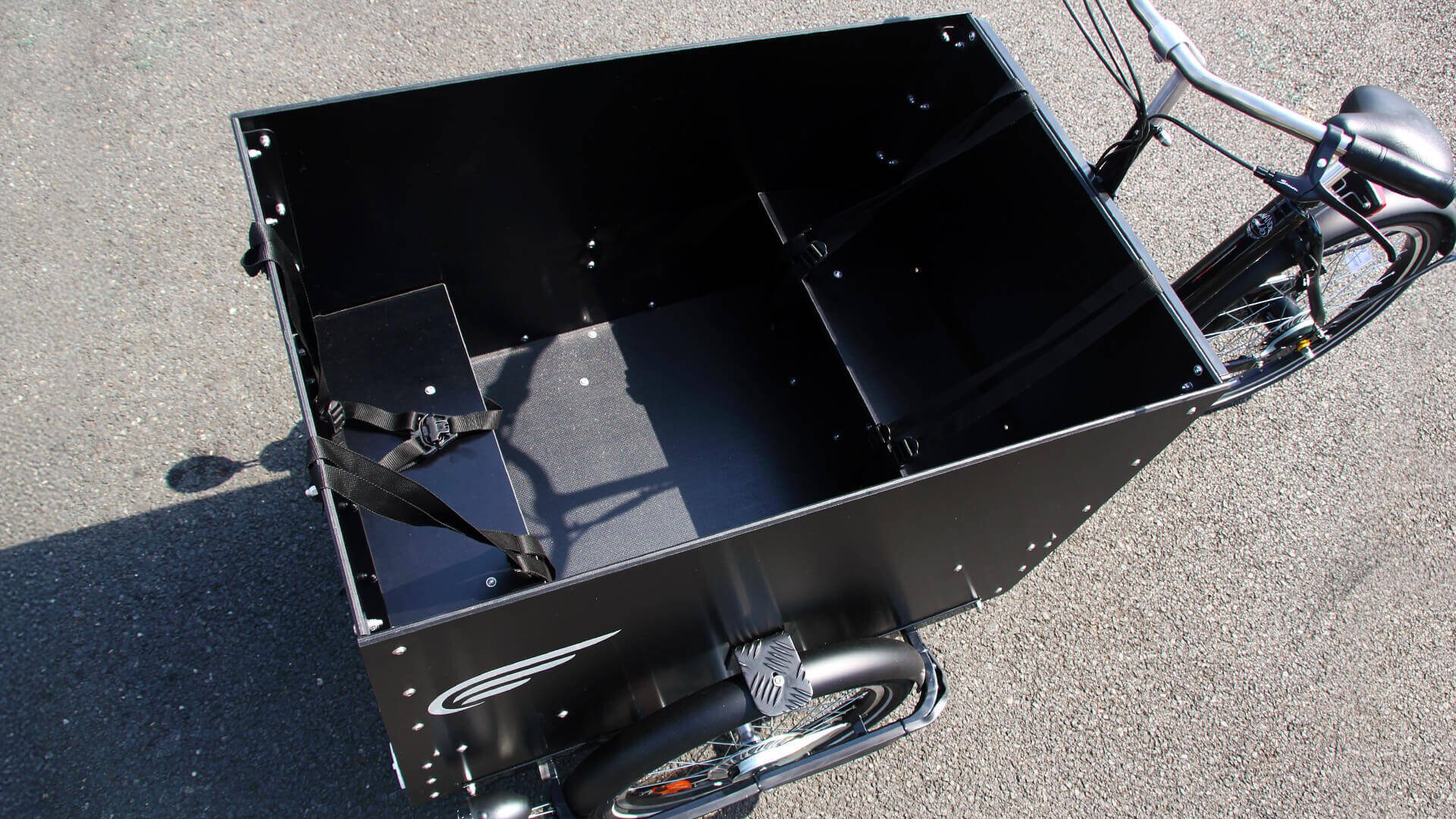 Les deux bancs perpendiculaires à la route dans la caisse avant