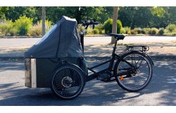 Le triporteur NIHOLA CARGO avec protection pluie (accessoire en option mais résolument indispensable)