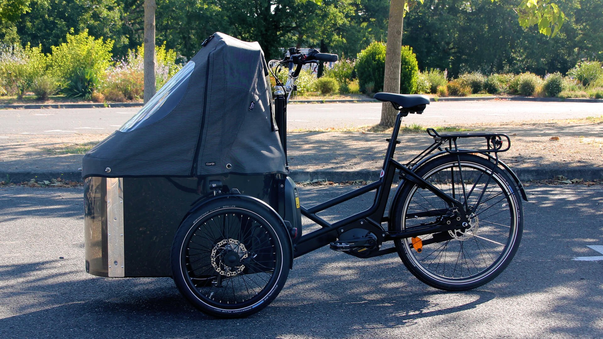 Le triporteur NIHOLA CARGO avec protection pluie (accessoire en option mais résolument indispensable)