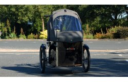 La capote de pluie est disponible en 5 coloris (dont le gris ici présent)