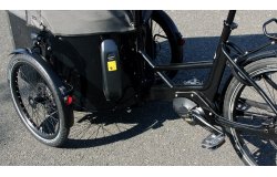 La batterie 504 Wh est fixée à l'arrière de la malle, au plus près du moteur pédalier Shimano