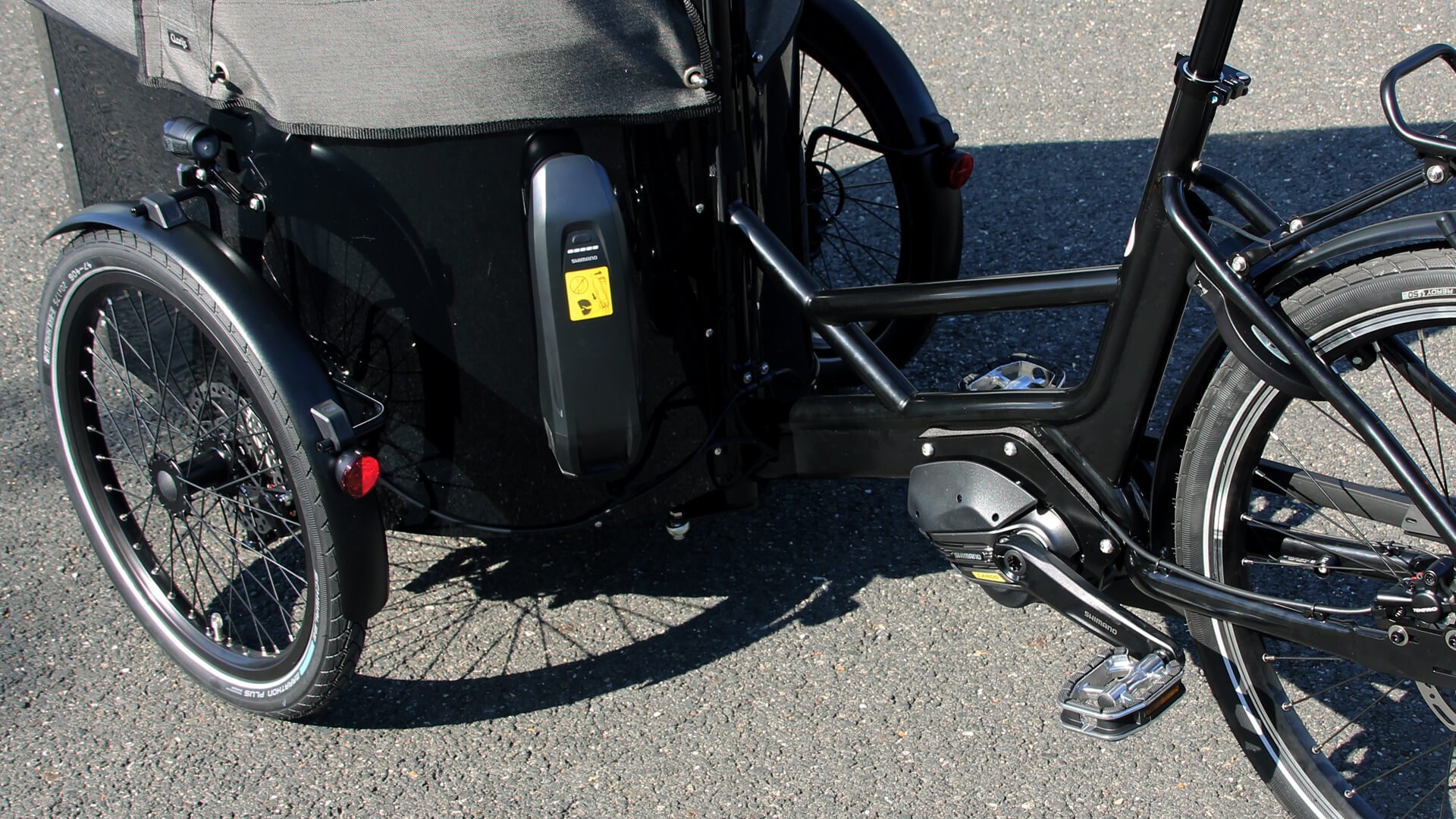 La batterie 504 Wh est fixée à l'arrière de la malle, au plus près du moteur pédalier Shimano