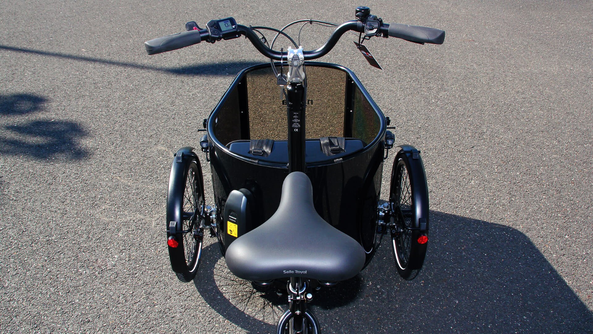 Le fronton lexan transparent permet au conducteur et aux passagers de mieux voir la route défiler devant les roues du triporteur