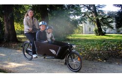 Deux grands enfants peuvent monter dans le coffe avant 