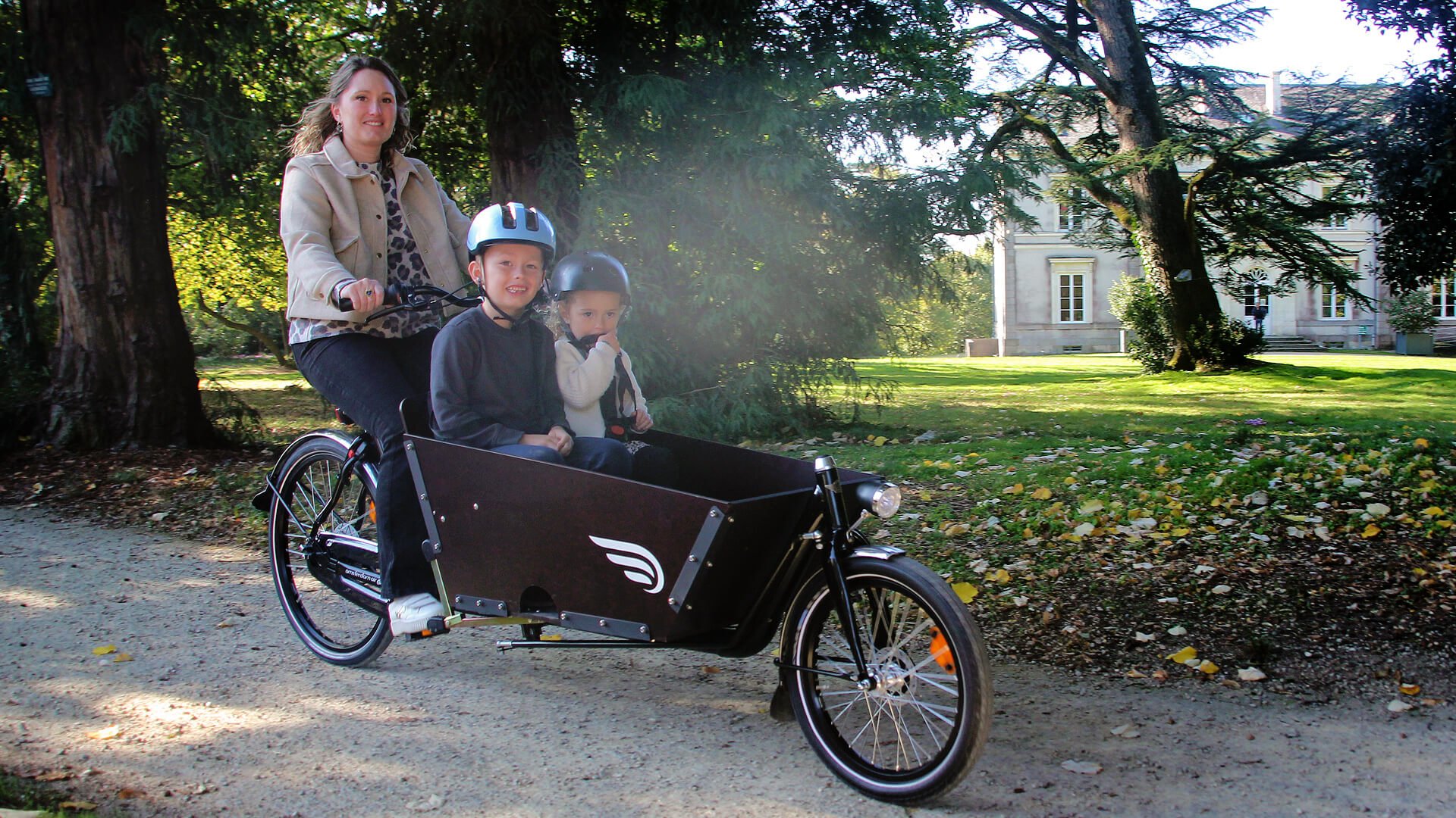 Deux grands enfants peuvent monter dans le coffe avant 