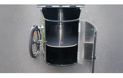 CARGO XL avec porte avant en aluminium ouverte et étagère