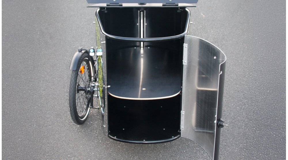 CARGO XL avec porte avant en aluminium ouverte et étagère