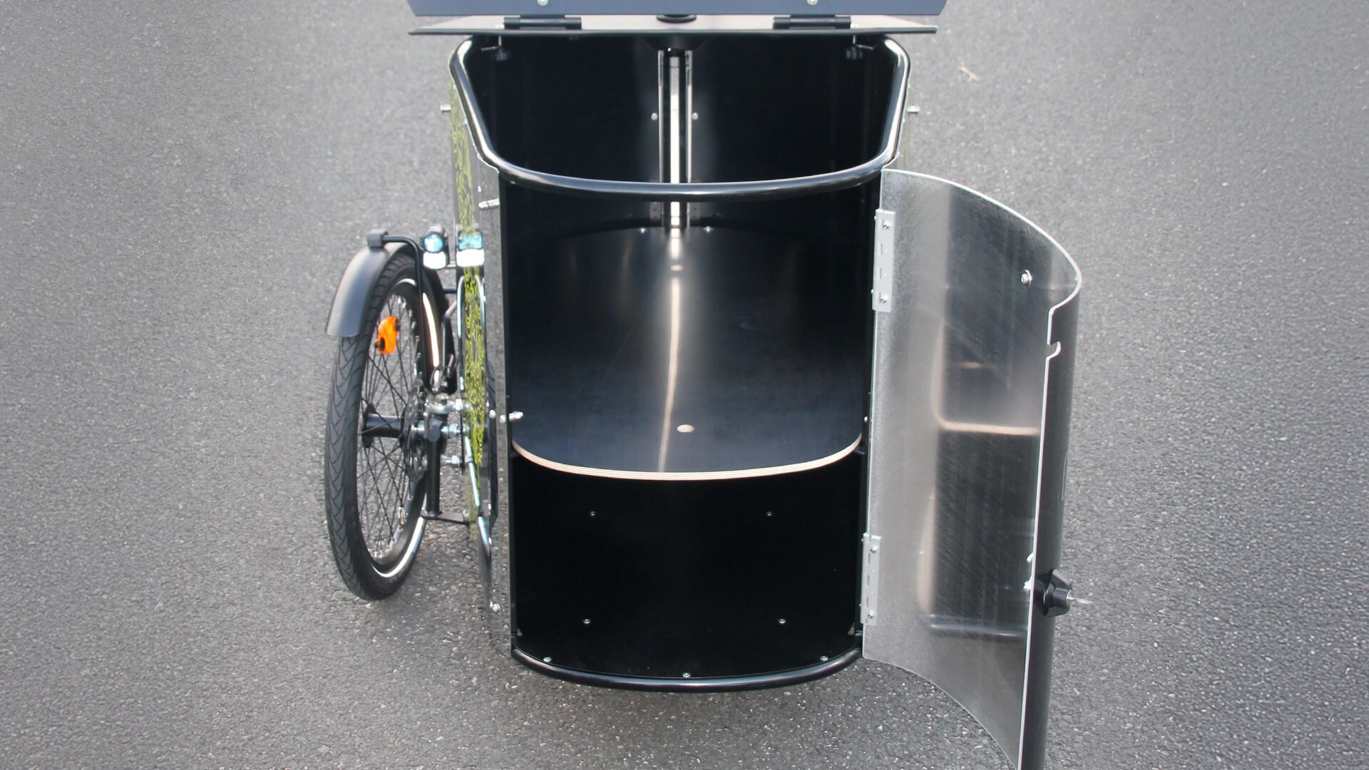CARGO XL avec porte avant en aluminium ouverte et étagère