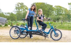 Tandem tricycle électrique enfant devant Kivo Plus de vanRaam