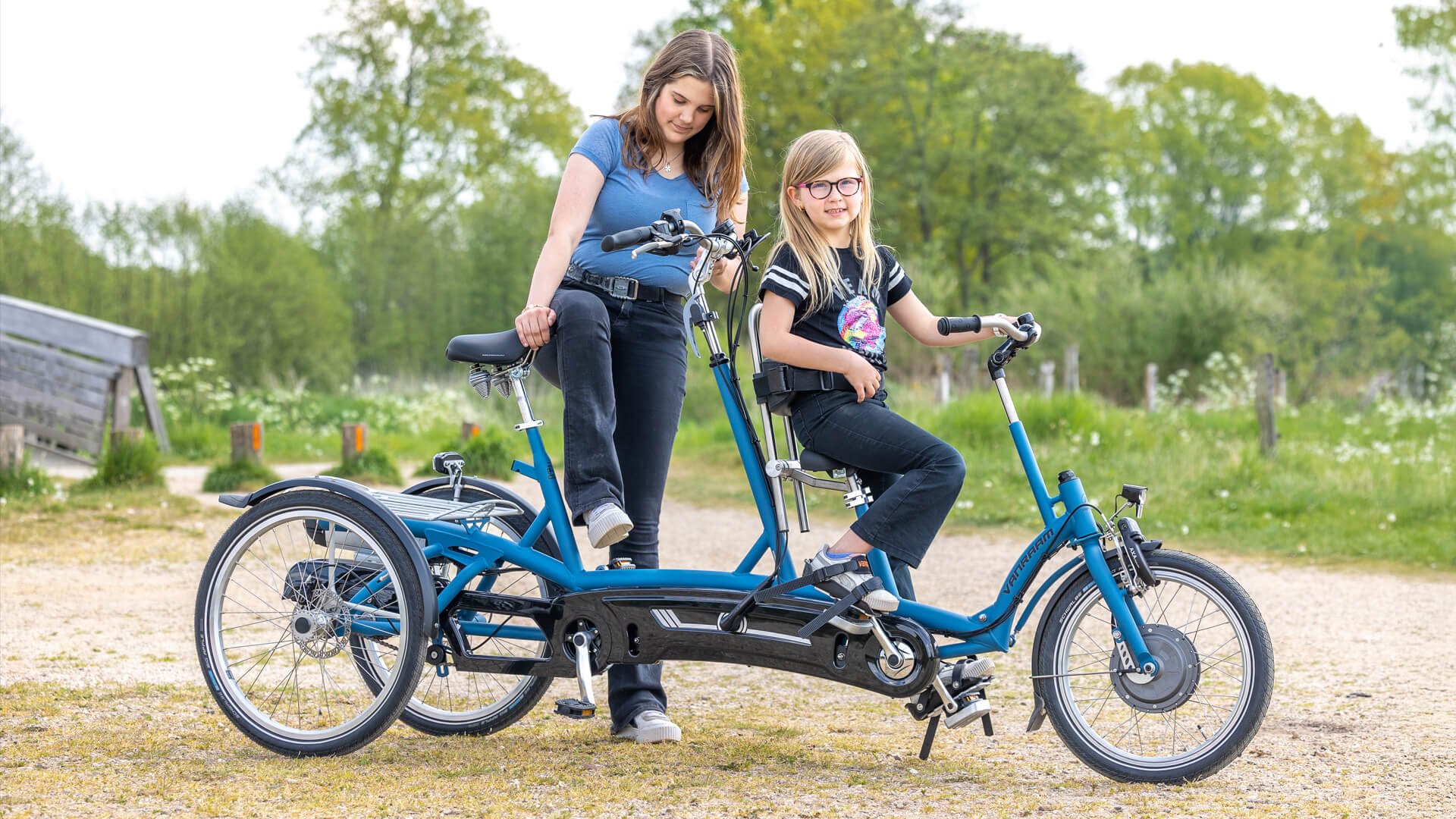 Tandem tricycle électrique enfant devant Kivo Plus de vanRaam
